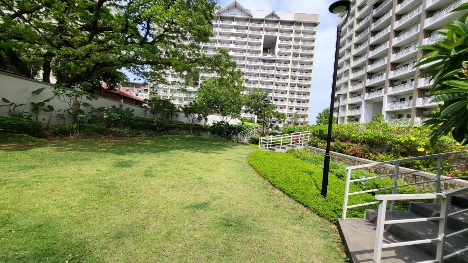 The Atherton- Spacious Modern Condo Unit In Paranaque Near The Airport, Makati, Bgc And Highways Paranaque City Exterior photo